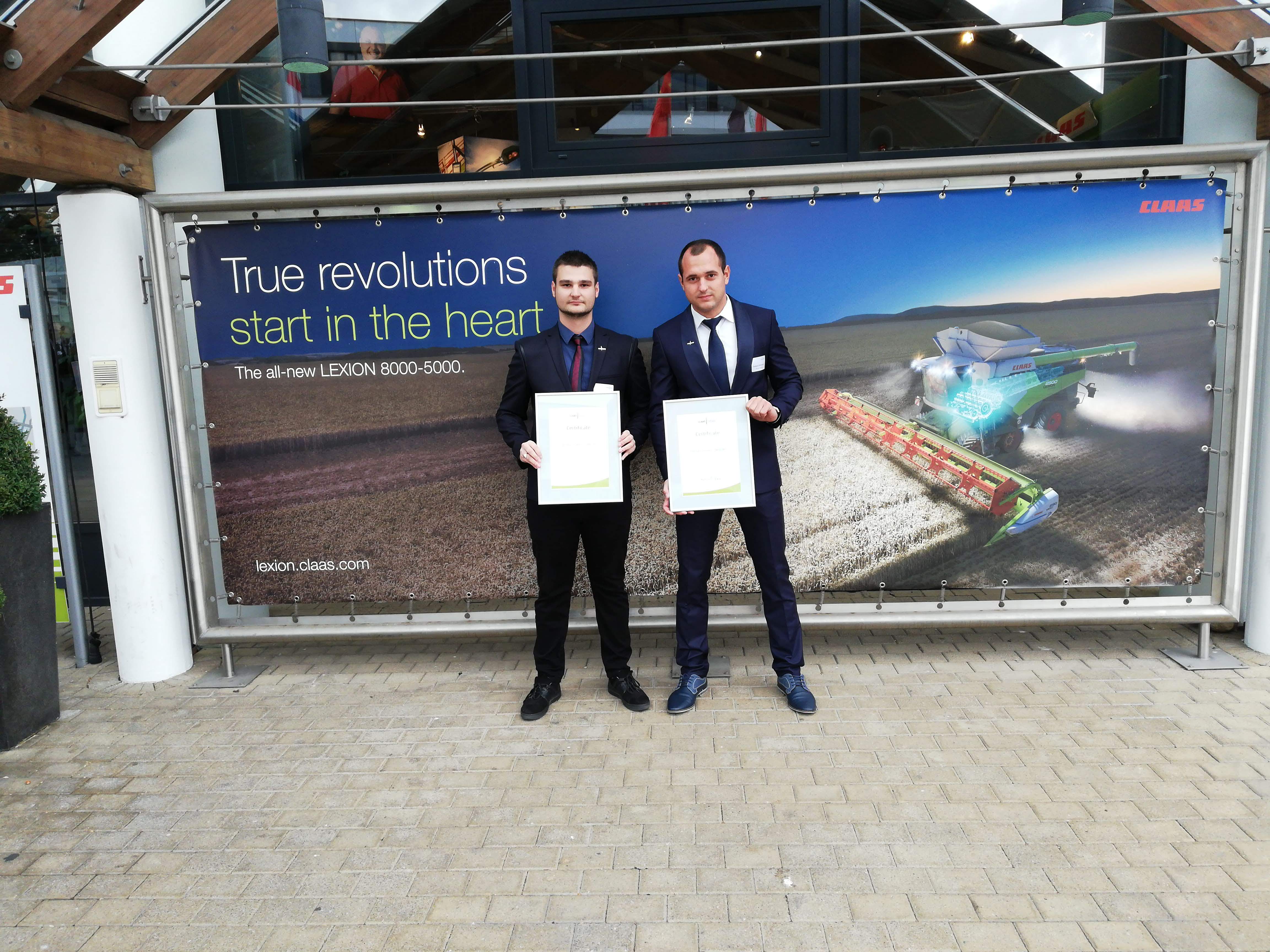 Кристиан Велковски и Пресиян Желязков на входа на технопарка на CLAAS.jpg