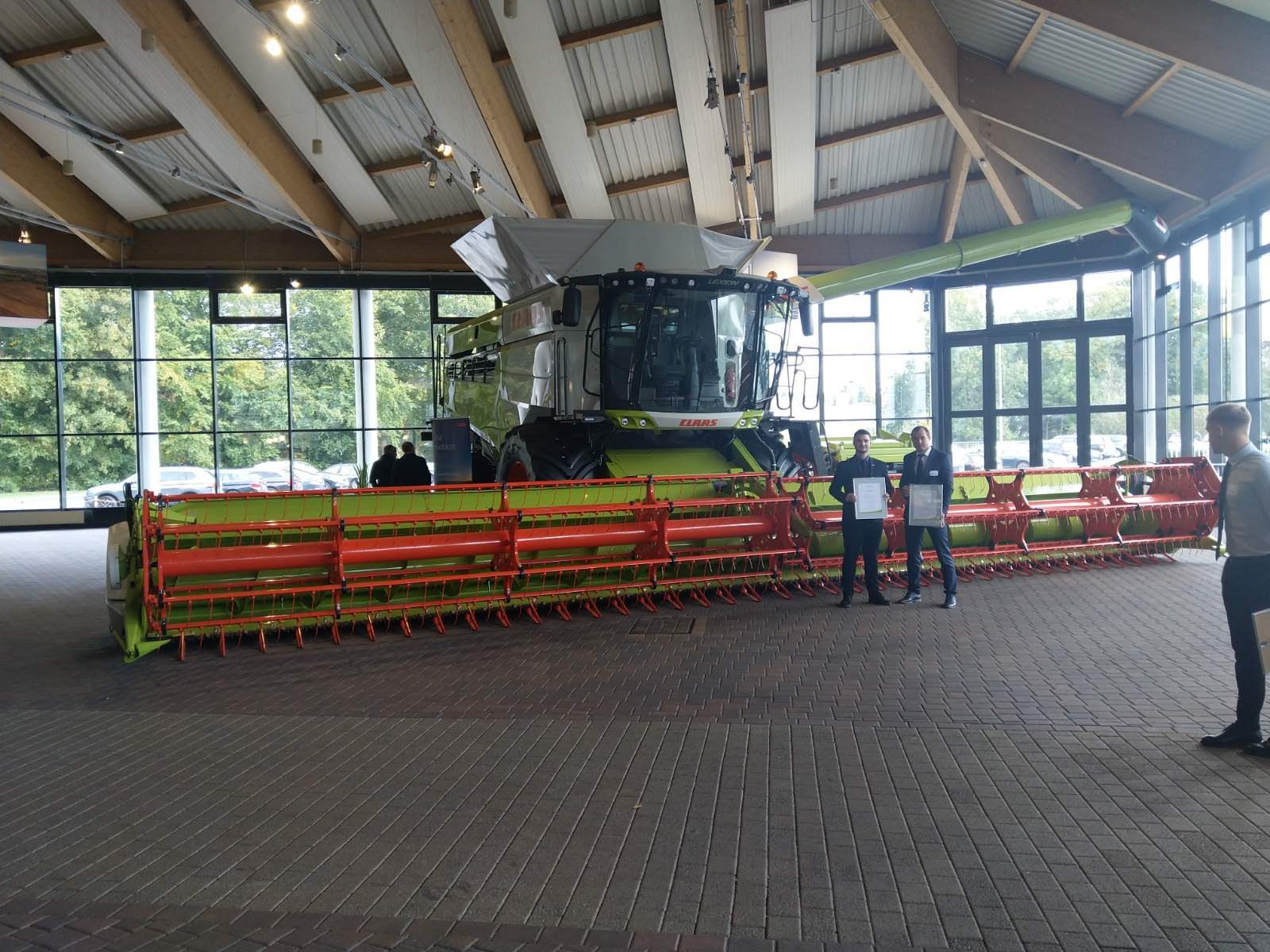 Кристиан Велковски и Пресиян Желязков пред един от най-големите комбайни в света.jpg